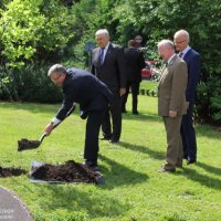 Prezydent Bronisław Komoroski sadzi Dąb Wolności